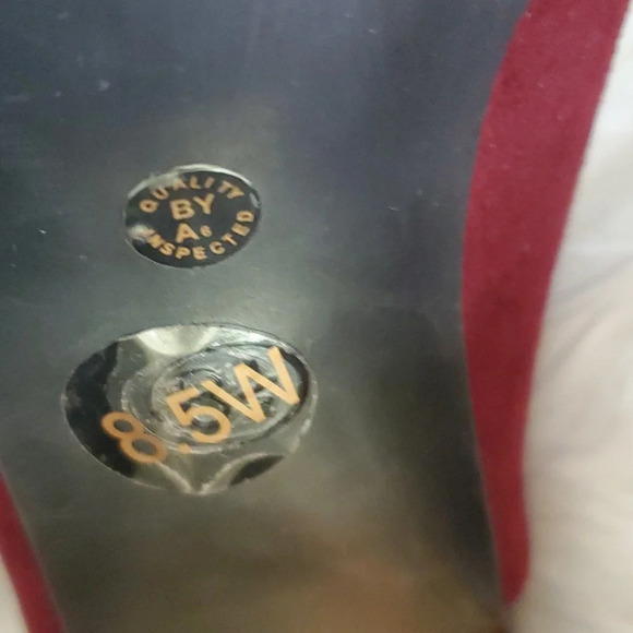 NEW Liz Claiborne Suede Like Burgundy,Gold and Textured Heel, Adjustable Buckle - Picture 11 of 15